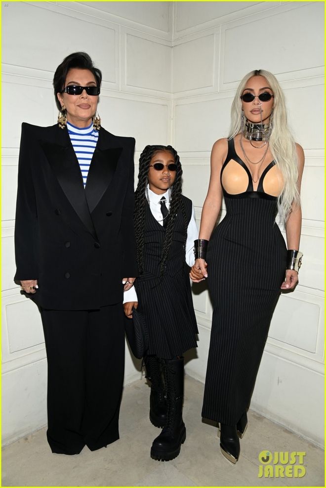 Kim Kardashian và con gái đeo khuyên mũi lạ mắt dự show thời trang - Ảnh 3.
