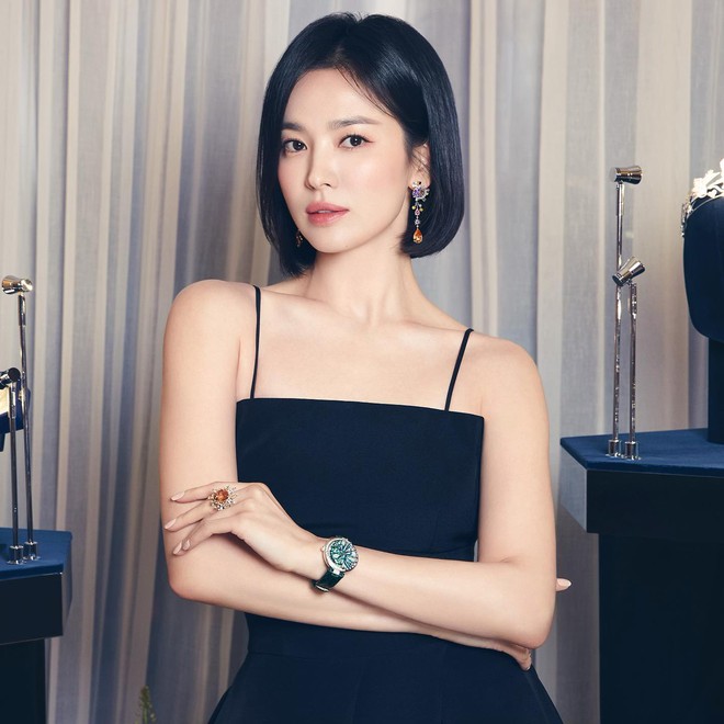 Song Hye Kyo mặc váy hai dây tuyệt đẹp, tôn bờ vai mắc áo cực phẩm - Ảnh 10.