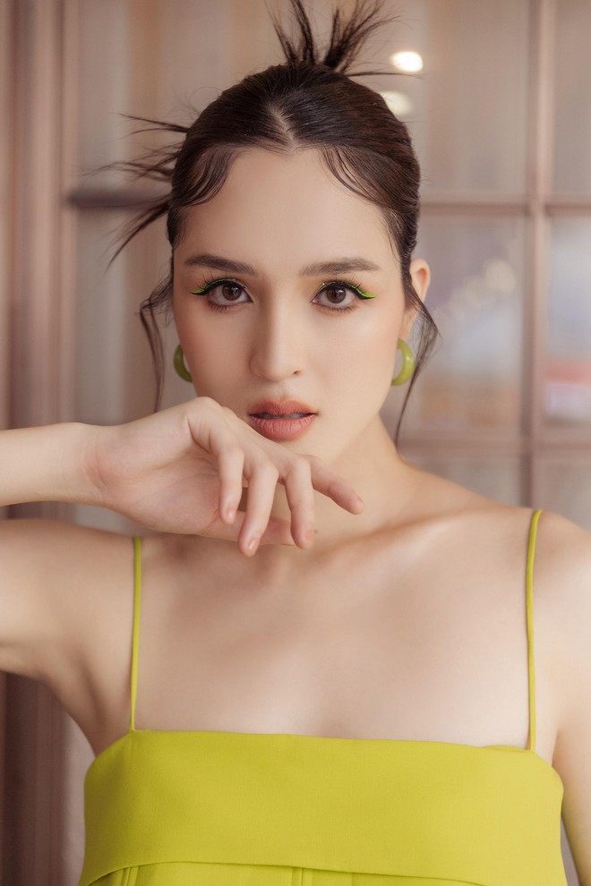 Lương Thùy Linh khoe body đồng hồ cát sexy với bikini, Á hậu Hoàng Anh sành điệu với váy màu neon - Ảnh 5.