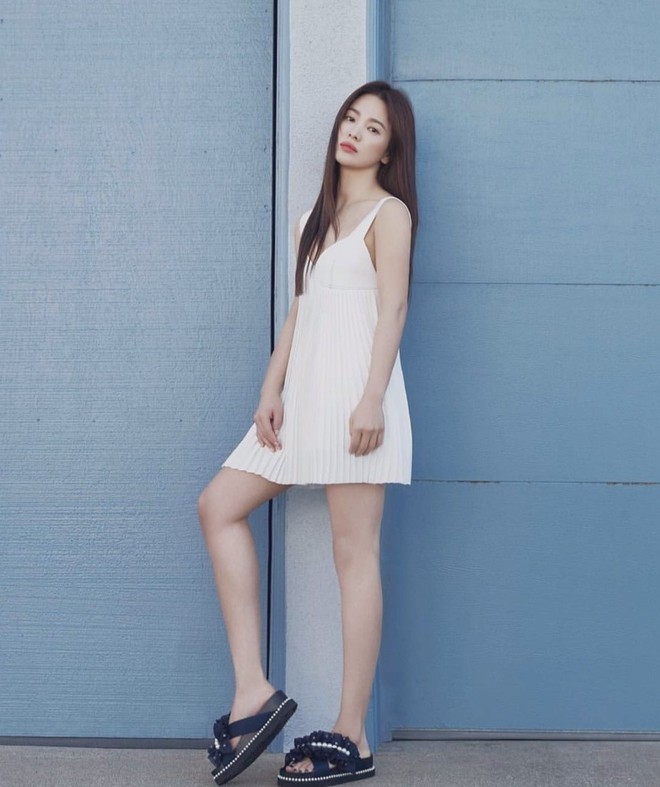 Song Hye Kyo mặc váy hai dây tuyệt đẹp, tôn bờ vai mắc áo cực phẩm - Ảnh 3.