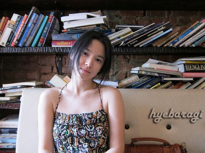 Song Hye Kyo mặc váy hai dây tuyệt đẹp, tôn bờ vai mắc áo cực phẩm - Ảnh 6.
