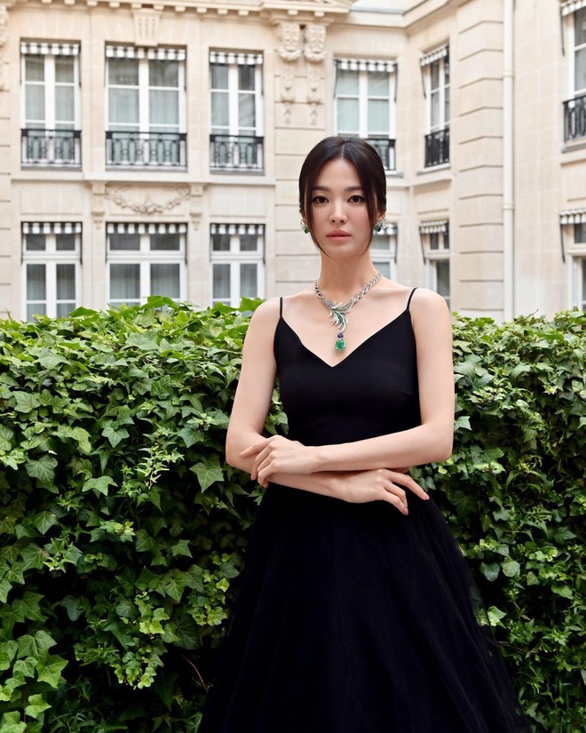 Song Hye Kyo mặc váy hai dây tuyệt đẹp, tôn "bờ vai mắc áo" cực phẩm - Ảnh 7.