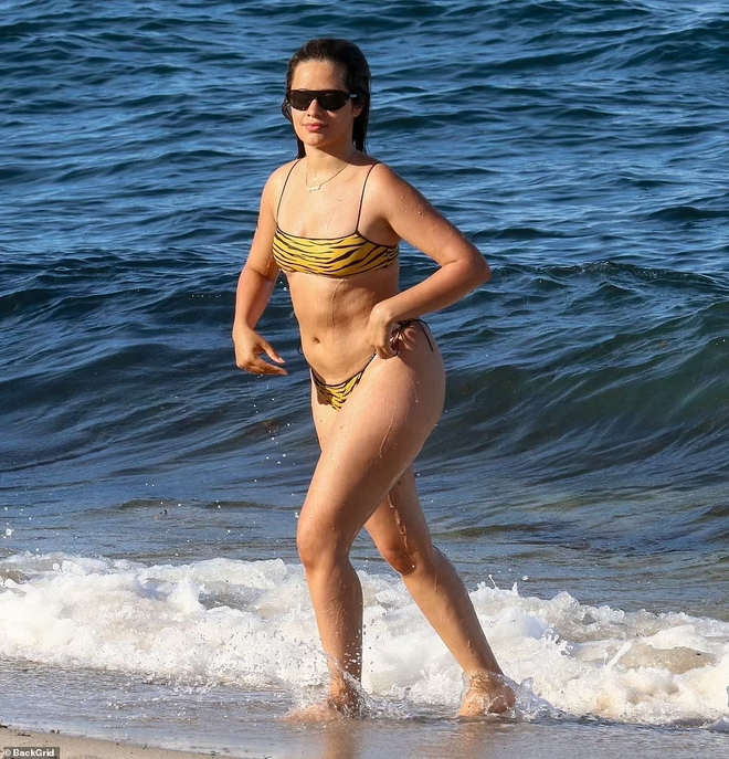Camila Cabello khoe dáng đẫy đà với bikini ở biển - Ảnh 2.