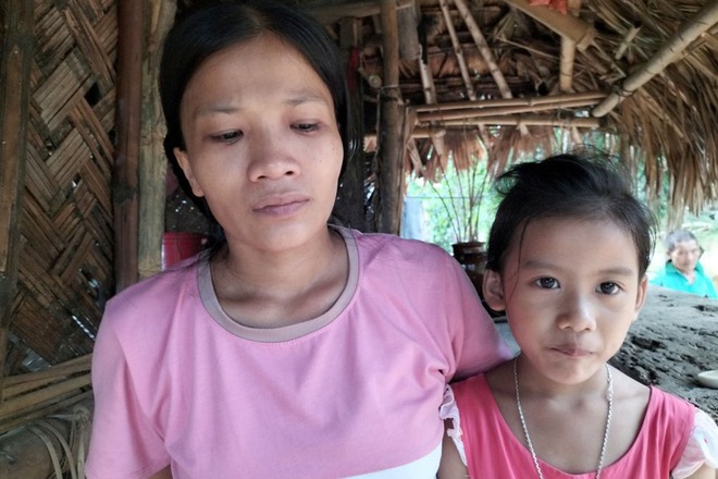 Người đ&agrave;n b&agrave; phải đi cả bằng tay, mắc bệnh hiểm ngh&egrave;o v&agrave; nỗi lo chết bỏ con bơ vơ - Ảnh 5.