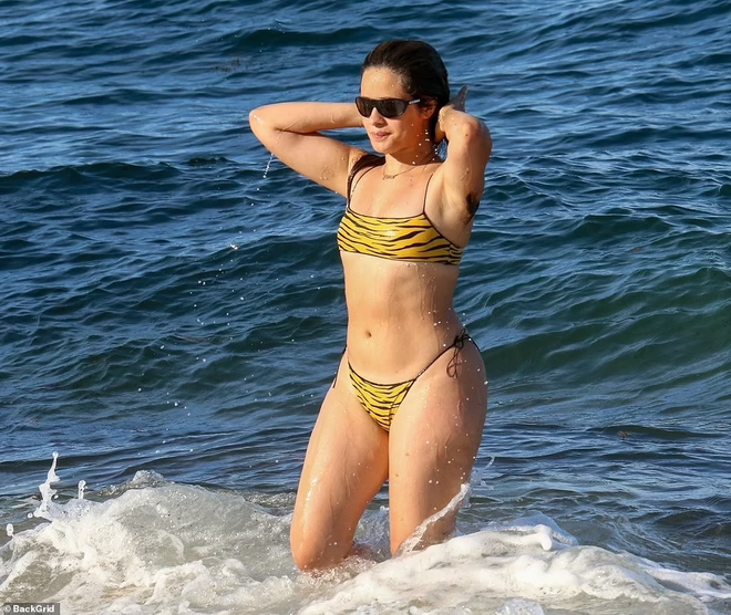 Camila Cabello khoe dáng đẫy đà với bikini ở biển - Ảnh 4.