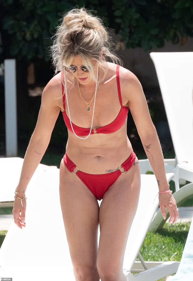Nữ diễn vi&ecirc;n bị sa thải v&igrave; tham gia mạng x&atilde; hội 18+ ph&ocirc; d&aacute;ng n&oacute;ng bỏng với bikini - Ảnh 5.