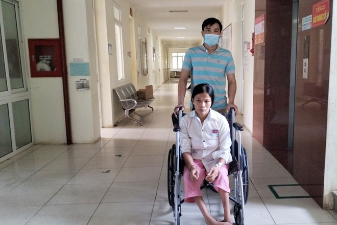 Người đ&agrave;n b&agrave; phải đi cả bằng tay, mắc bệnh hiểm ngh&egrave;o v&agrave; nỗi lo chết bỏ con bơ vơ - Ảnh 3.