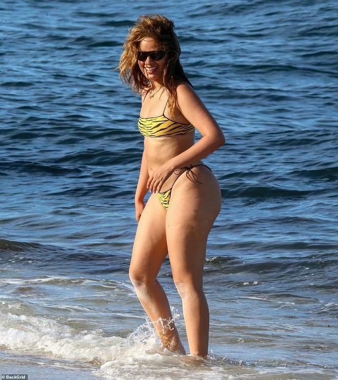 Camila Cabello khoe dáng đẫy đà với bikini ở biển - Ảnh 9.