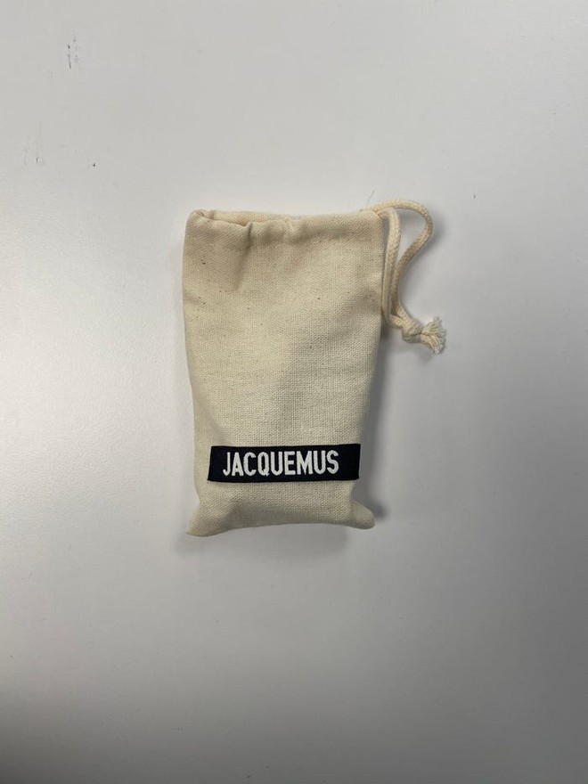 Sức hút của Jacquemus: Ra mắt chiếc túi "vô dụng" từ 4 năm nhưng vẫn bán chạy đến giờ, giới trẻ nhận định ra sao? - Ảnh 8.