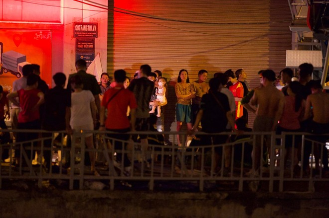 Toàn cảnh vụ cháy quán karaoke ở Hà Nội: Lửa bùng hàng giờ, nhiều gương mặt thất thần khi chứng kiến 3 đồng đội anh dũng hy sinh - Ảnh 20.