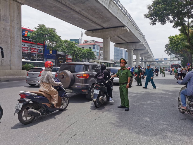 Liên tiếp xảy ra 2 vụ cháy lớn trong 1 buổi sáng ở Hà Nội - Ảnh 4.