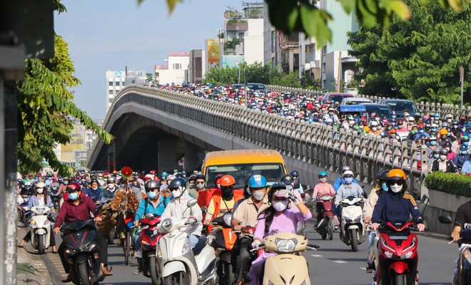 Cửa ngõ sân bay Tân Sơn Nhất kẹt xe không lối thoát, nhiều người trễ giờ làm - Ảnh 13.