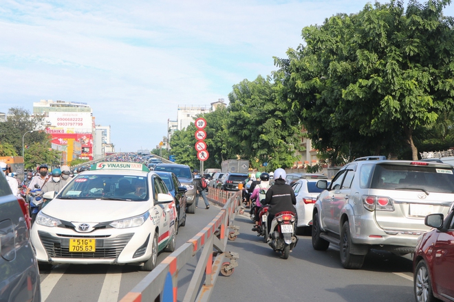 Cửa ngõ sân bay Tân Sơn Nhất kẹt xe không lối thoát, nhiều người trễ giờ làm - Ảnh 6.