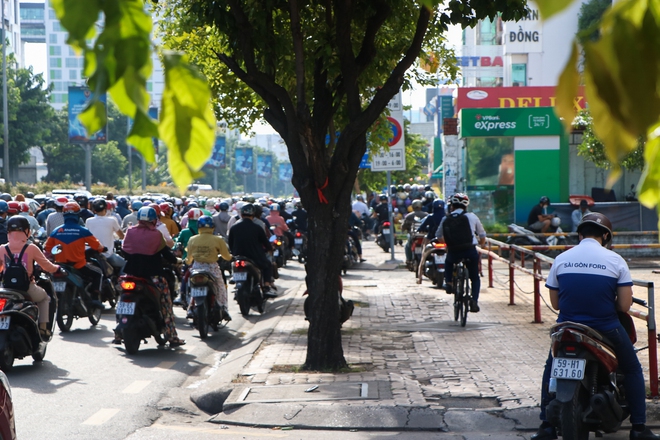 Cửa ngõ sân bay Tân Sơn Nhất kẹt xe không lối thoát, nhiều người trễ giờ làm - Ảnh 8.