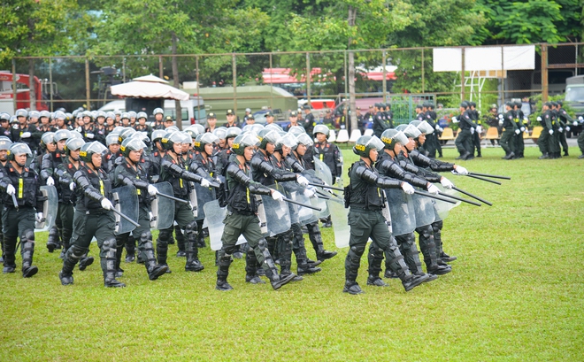 Cận cảnh những chiến giáp khủng và màn ra mắt ấn tượng của Cảnh sát cơ động dự bị chiến đấu TP.HCM - Ảnh 12. Cận cảnh những chiến giáp khủng và màn ra mắt ấn tượng của Cảnh sát cơ động dự bị chiến đấu TP.HCM - Ảnh 12.