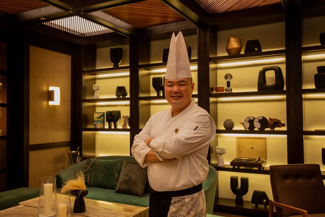 Đầu bếp sao Michelin - Junichi Yoshida: “Không có khuôn mẫu nào được đặt ra khi nấu các món ăn Teppanyaki” - Ảnh 1.