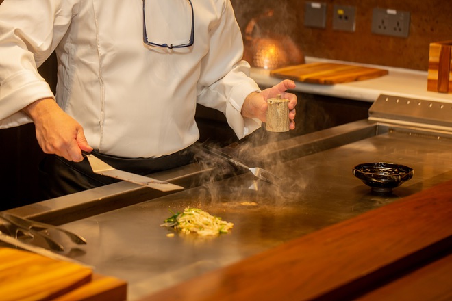 Đầu bếp sao Michelin - Junichi Yoshida: “Không có khuôn mẫu nào được đặt ra khi nấu các món ăn Teppanyaki” - Ảnh 2.