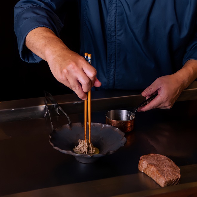 Đầu bếp sao Michelin - Junichi Yoshida: “Không có khuôn mẫu nào được đặt ra khi nấu các món ăn Teppanyaki” - Ảnh 3.
