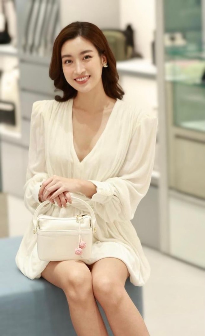 Đỗ Mỹ Linh tái xuất ngọt ngào sau khi được cầu hôn, Hoa hậu Thuỳ Tiên nóng bỏng với áo tắm hoạ tiết - Ảnh 2.