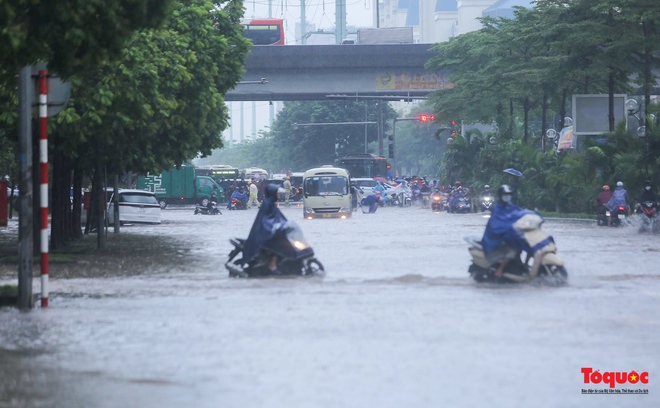 Hà Nội: Mưa lớn, nhiều tuyến phố ùn tắc nghiêm trọng, ngập sâu trong biển nước - Ảnh 2.