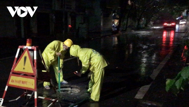 Hàng trăm công nhân dầm mưa thông cống, bơm nước trên đường phố Hà Nội - Ảnh 1.