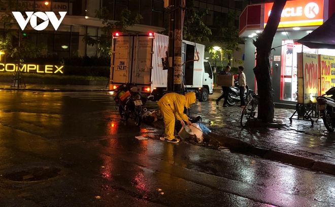 Hàng trăm công nhân dầm mưa thông cống, bơm nước trên đường phố Hà Nội - Ảnh 2.