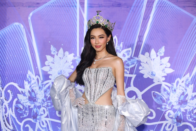 Thảm đỏ Chung kết Hoa hậu Thế giới Việt Nam 2022: Thùy Tiên khoe nhan sắc đẹp nổi bật bên cạnh dàn Hoa hậu, Á hậu - Ảnh 2.