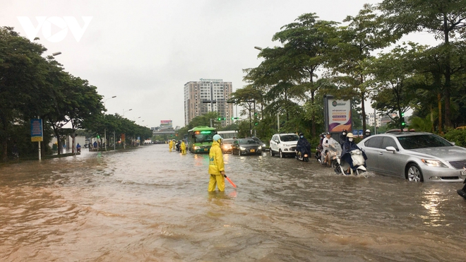 Hàng trăm công nhân dầm mưa thông cống, bơm nước trên đường phố Hà Nội - Ảnh 11.