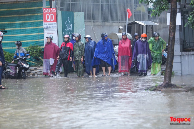 Hà Nội: Mưa lớn, nhiều tuyến phố ùn tắc nghiêm trọng, ngập sâu trong biển nước - Ảnh 7.