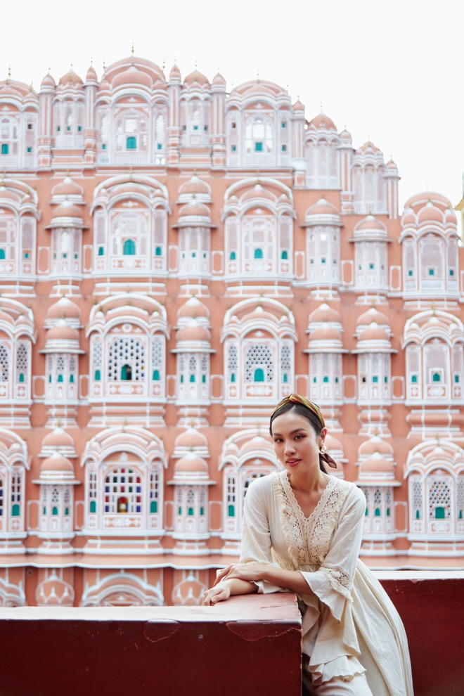 Á hậu Thủy Tiên gây ấn tượng bởi loạt váy áo thanh lịch, trang nhã tại Ấn Độ - Ảnh 12.
