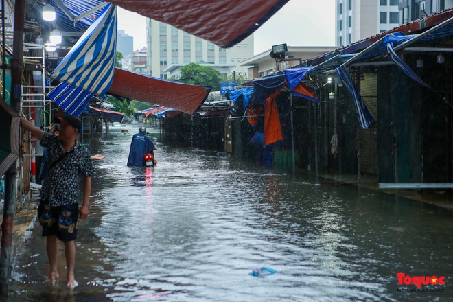 Hà Nội: Mưa lớn, nhiều tuyến phố ùn tắc nghiêm trọng, ngập sâu trong biển nước - Ảnh 9.