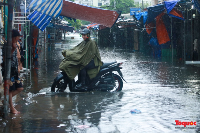 Hà Nội: Mưa lớn, nhiều tuyến phố ùn tắc nghiêm trọng, ngập sâu trong biển nước - Ảnh 10.