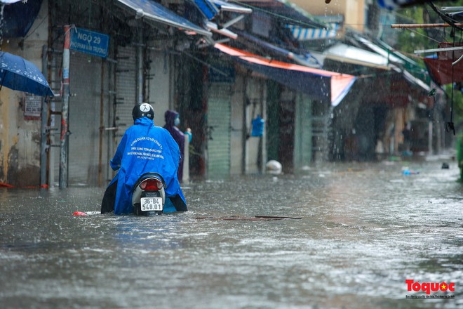 Hà Nội: Mưa lớn, nhiều tuyến phố ùn tắc nghiêm trọng, ngập sâu trong biển nước - Ảnh 11.