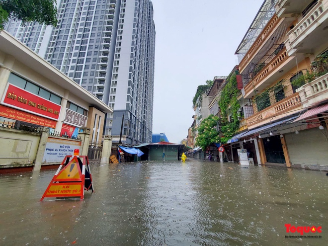 Hà Nội: Mưa lớn, nhiều tuyến phố ùn tắc nghiêm trọng, ngập sâu trong biển nước - Ảnh 13.