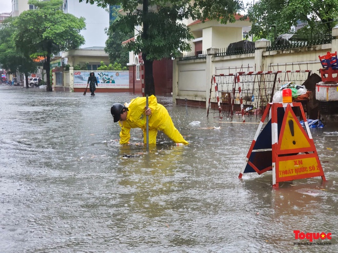 Hà Nội: Mưa lớn, nhiều tuyến phố ùn tắc nghiêm trọng, ngập sâu trong biển nước - Ảnh 14.
