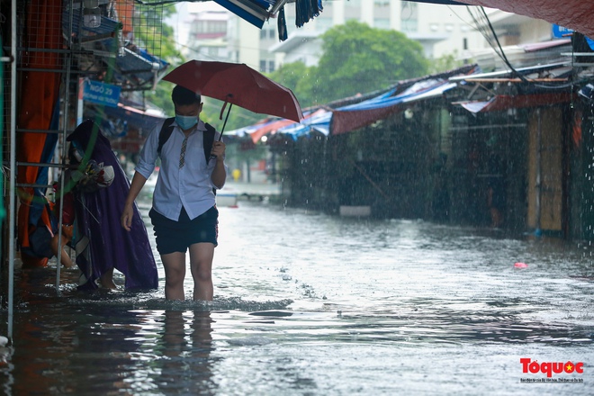 Hà Nội: Mưa lớn, nhiều tuyến phố ùn tắc nghiêm trọng, ngập sâu trong biển nước - Ảnh 15.