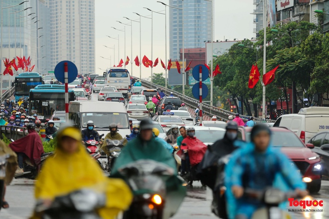 Hà Nội: Mưa lớn, nhiều tuyến phố ùn tắc nghiêm trọng, ngập sâu trong biển nước - Ảnh 16.