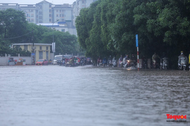 Hà Nội: Mưa lớn, nhiều tuyến phố ùn tắc nghiêm trọng, ngập sâu trong biển nước - Ảnh 3.