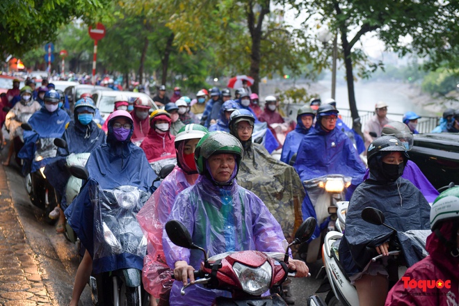 Hà Nội: Mưa lớn, nhiều tuyến phố ùn tắc nghiêm trọng, ngập sâu trong biển nước - Ảnh 17.