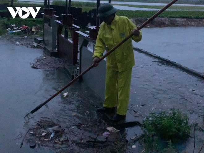 Hàng trăm công nhân dầm mưa thông cống, bơm nước trên đường phố Hà Nội - Ảnh 5.