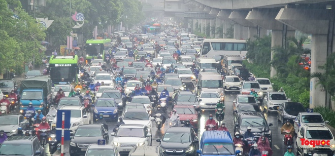 Hà Nội: Mưa lớn, nhiều tuyến phố ùn tắc nghiêm trọng, ngập sâu trong biển nước - Ảnh 22.