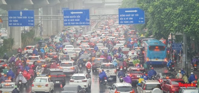 Hà Nội: Mưa lớn, nhiều tuyến phố ùn tắc nghiêm trọng, ngập sâu trong biển nước - Ảnh 23.