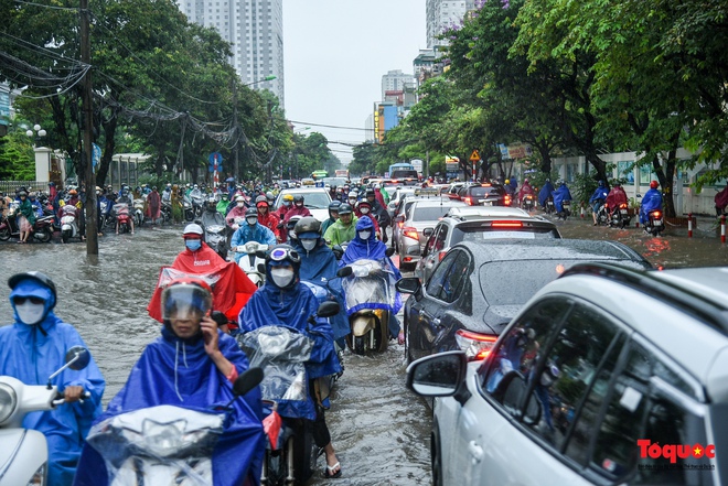 Hà Nội: Mưa lớn, nhiều tuyến phố ùn tắc nghiêm trọng, ngập sâu trong biển nước - Ảnh 24.