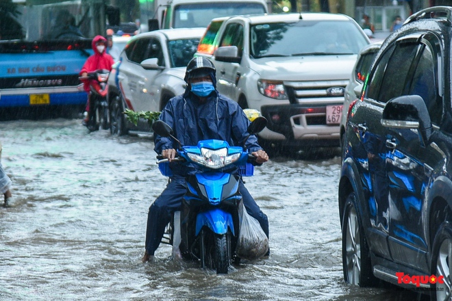 Hà Nội: Mưa lớn, nhiều tuyến phố ùn tắc nghiêm trọng, ngập sâu trong biển nước - Ảnh 25.