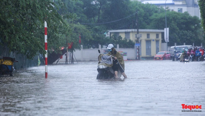 Hà Nội: Mưa lớn, nhiều tuyến phố ùn tắc nghiêm trọng, ngập sâu trong biển nước - Ảnh 4.
