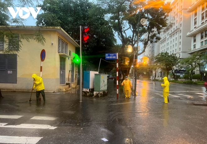 Hàng trăm công nhân dầm mưa thông cống, bơm nước trên đường phố Hà Nội - Ảnh 6.