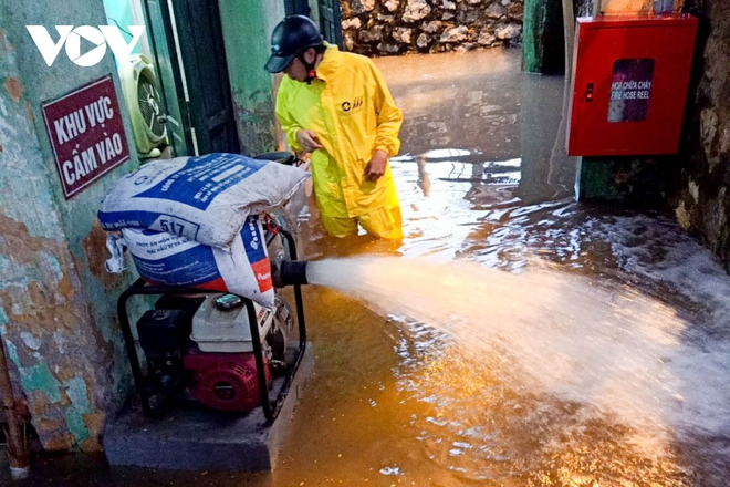 Hàng trăm công nhân dầm mưa thông cống, bơm nước trên đường phố Hà Nội - Ảnh 7.