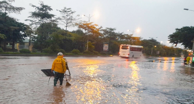 Hàng trăm công nhân dầm mưa thông cống, bơm nước trên đường phố Hà Nội - Ảnh 8.
