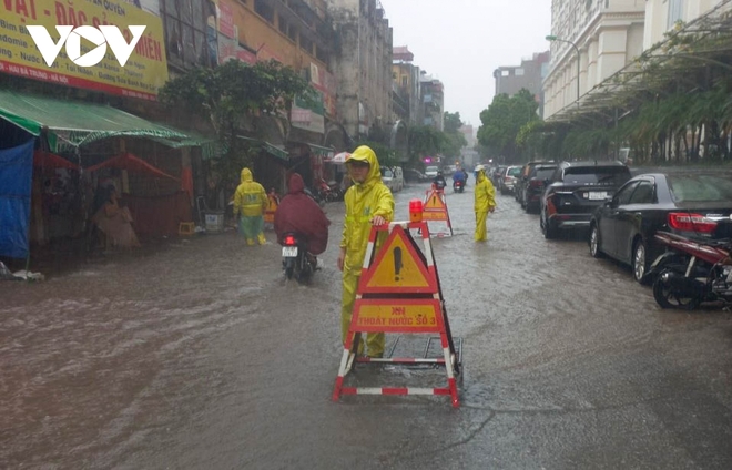 Hàng trăm công nhân dầm mưa thông cống, bơm nước trên đường phố Hà Nội - Ảnh 9.