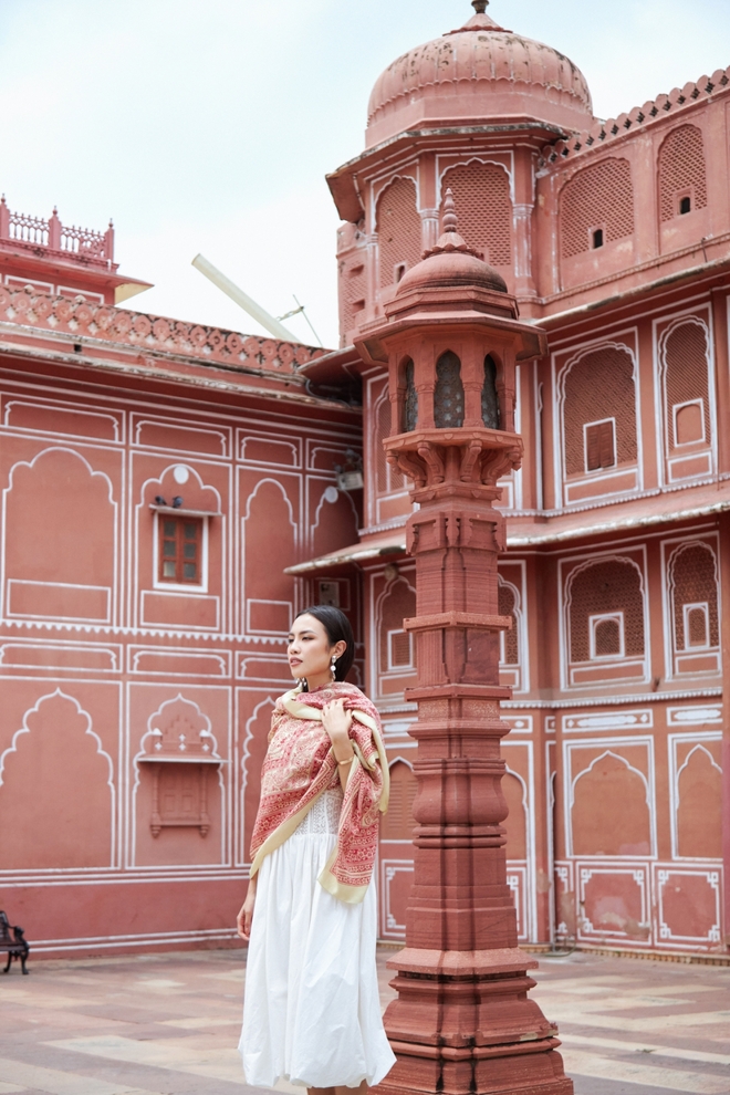 Á hậu Thủy Tiên gây ấn tượng bởi loạt váy áo thanh lịch, trang nhã tại Ấn Độ - Ảnh 10.